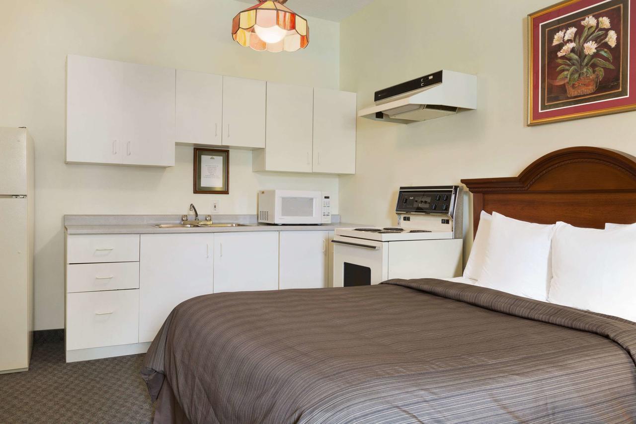 Days Inn By Wyndham Toronto East Beaches Bagian luar foto