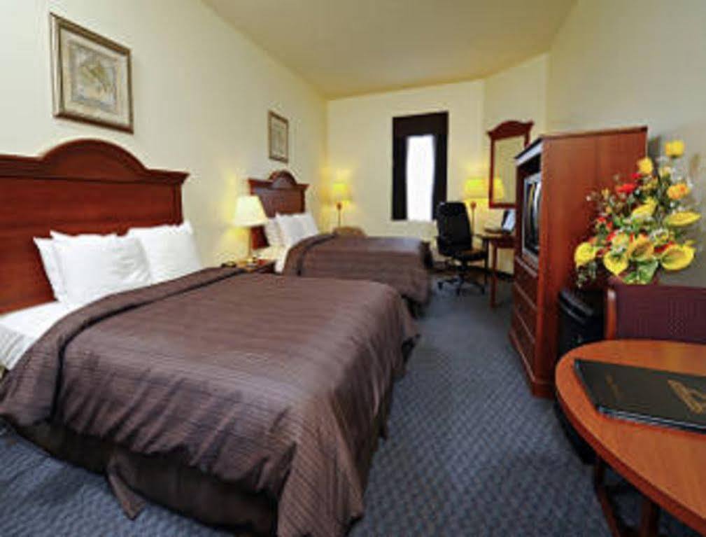 Days Inn By Wyndham Toronto East Beaches Bagian luar foto