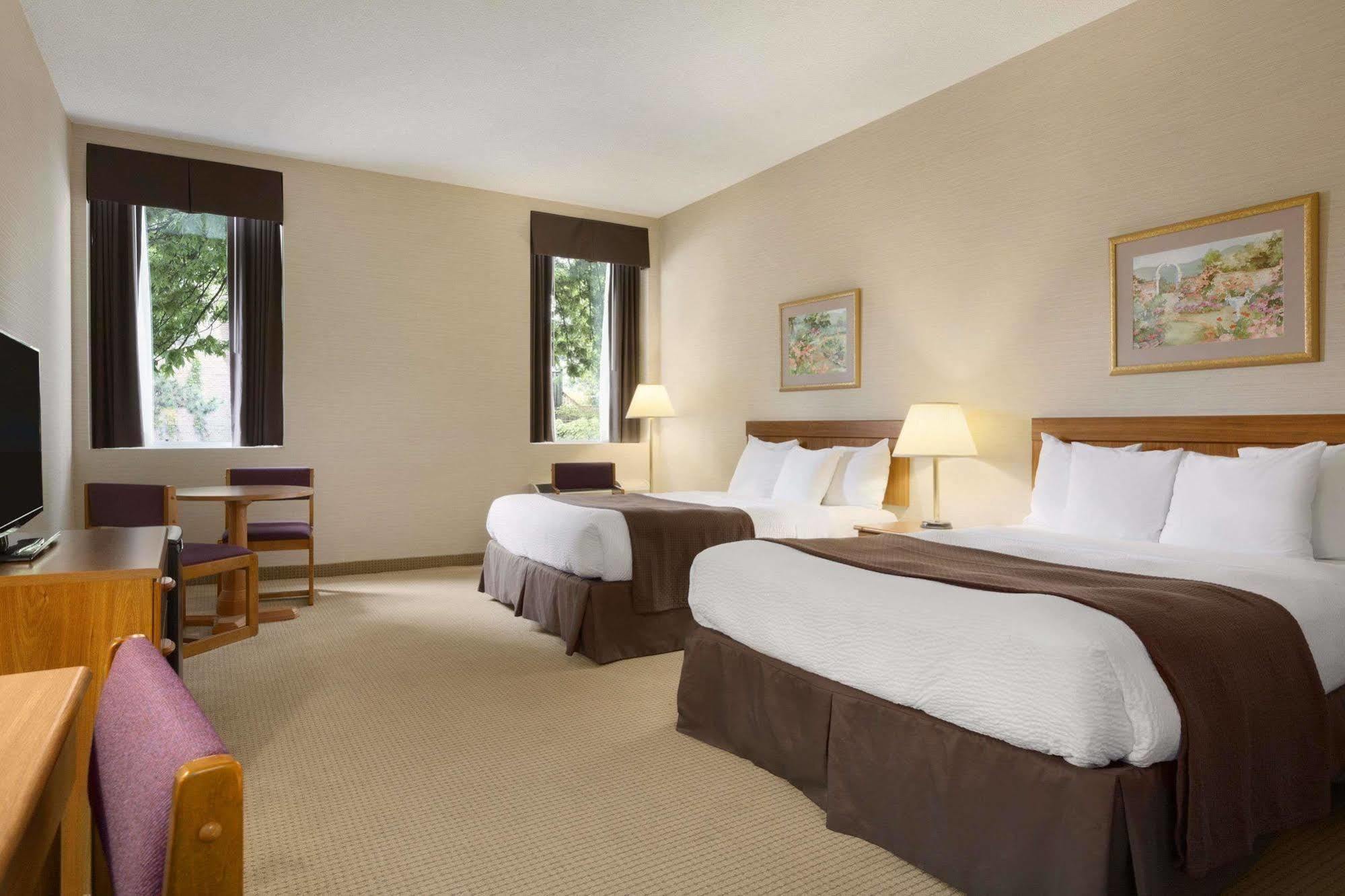 Days Inn By Wyndham Toronto East Beaches Bagian luar foto