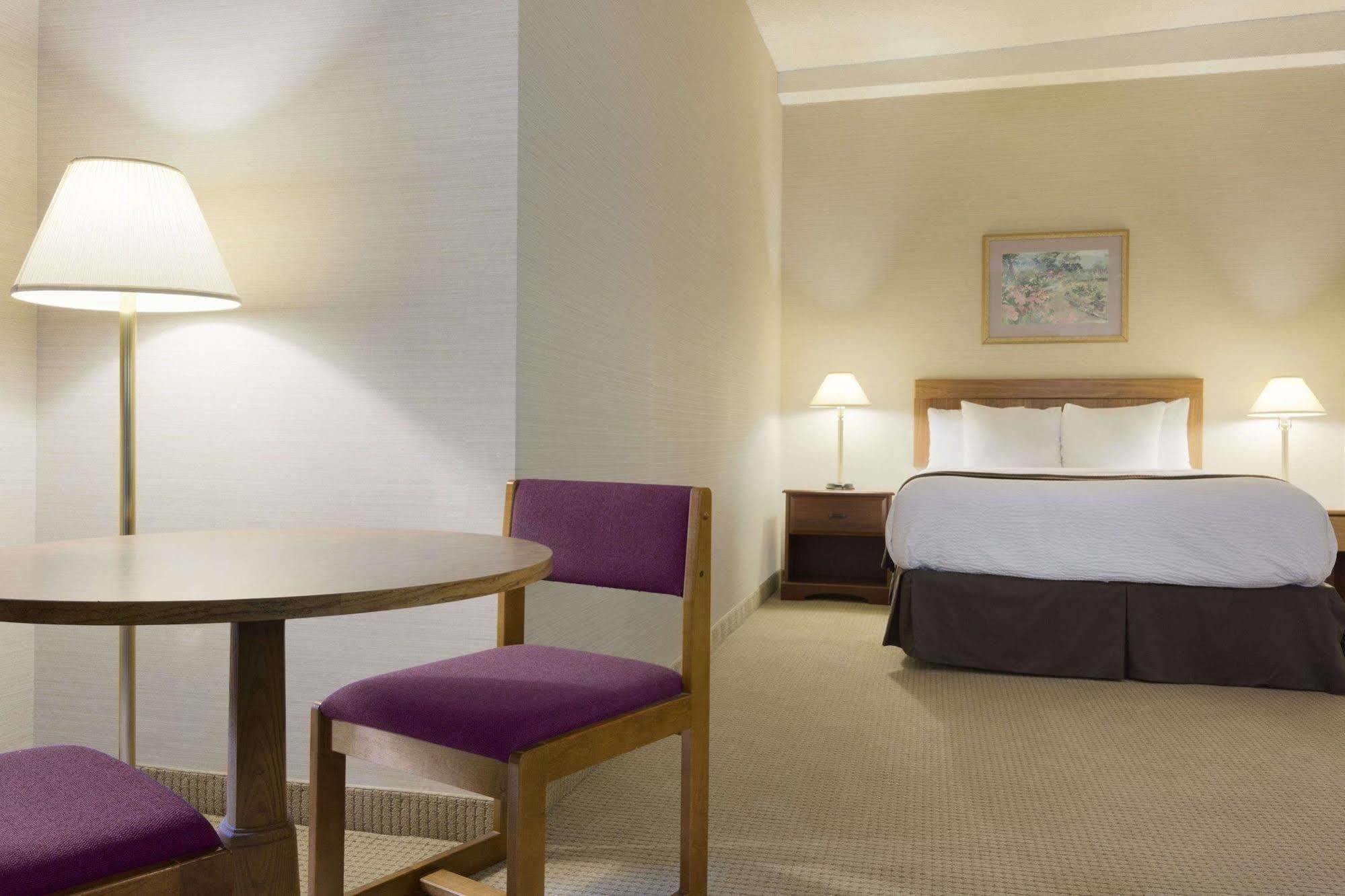 Days Inn By Wyndham Toronto East Beaches Bagian luar foto