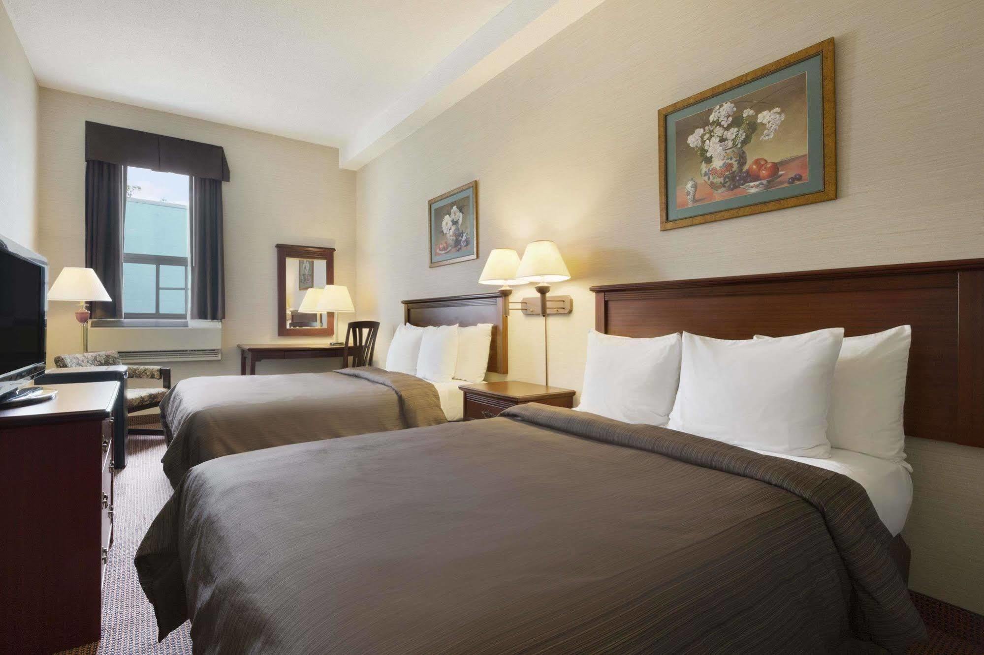 Days Inn By Wyndham Toronto East Beaches Bagian luar foto