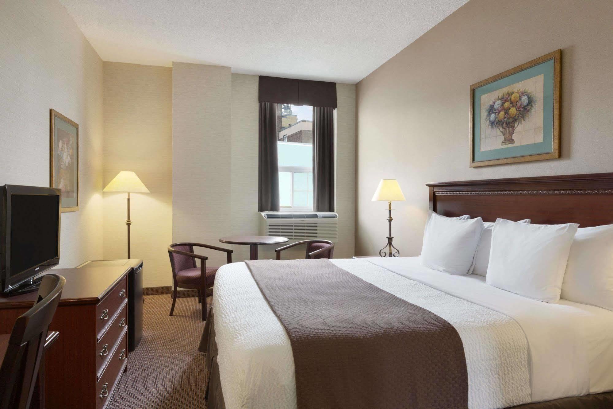Days Inn By Wyndham Toronto East Beaches Bagian luar foto