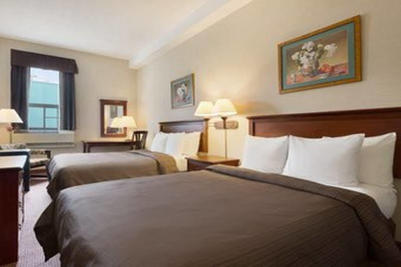 Days Inn By Wyndham Toronto East Beaches Bagian luar foto